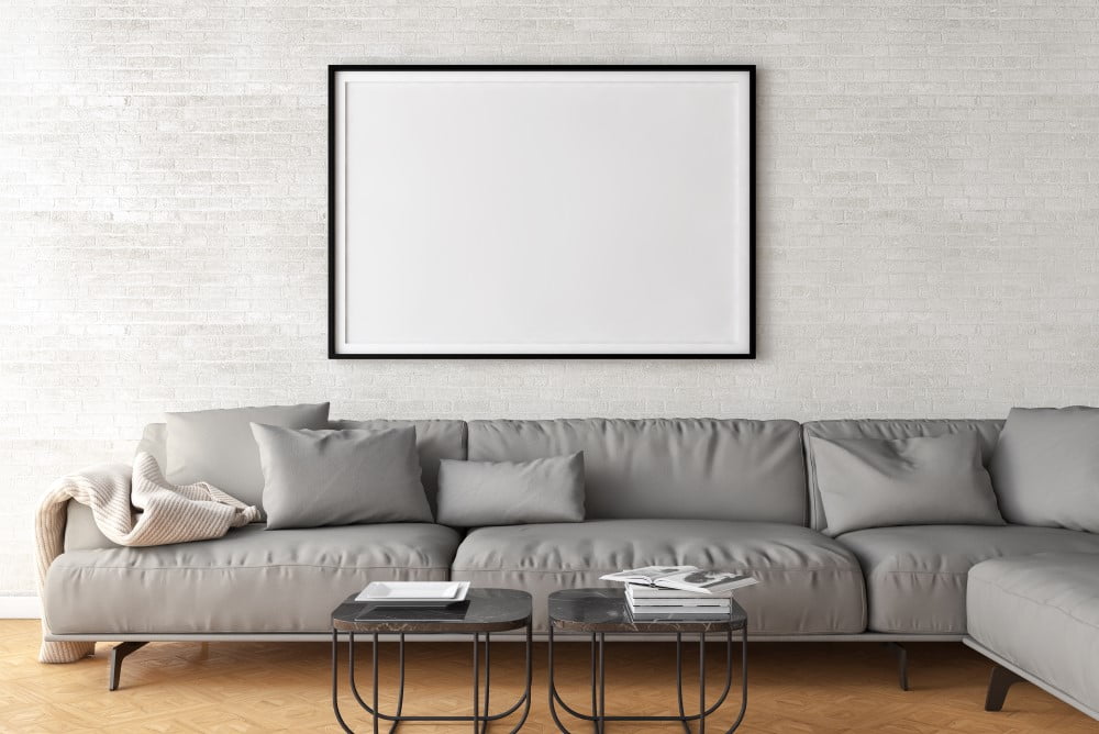 Stor plakat over sofaen i stuen